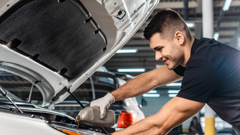 <p>¿Cómo realizar el primer cambio de aceite a un auto nuevo?</p>