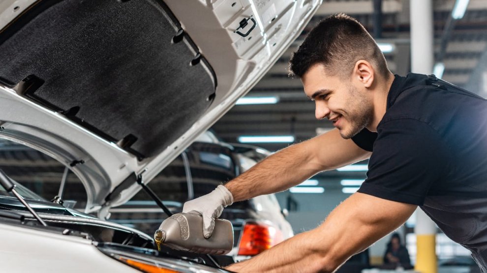 <p>¿Cómo realizar el primer cambio de aceite a un auto nuevo?</p>